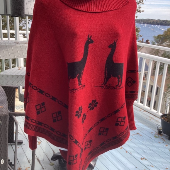 Poncho - Cape by Runa’s Crafts made- Ecuador -Burgundy/merlot  -Llamas-Cowl neck - Picture 2 of 13